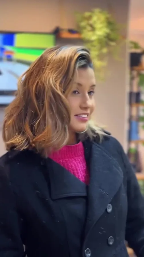 Prévia de cabelo médio com mechas e ondas