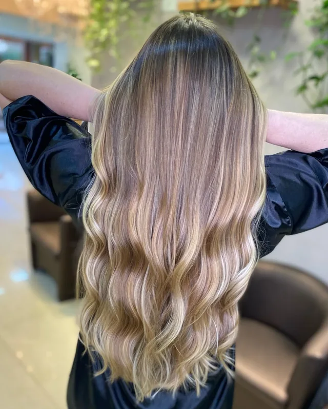 Cabelo loiro com ondas e raiz esfumada